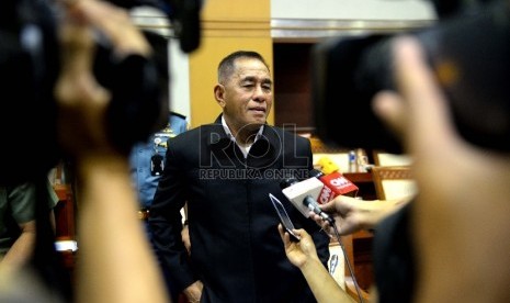  Menteri Pertahanan Ryamizard Ryacudu menjawab pertanyaan wartawan saat jeda rapat kerja bersama Komisi 1 DPR RI di Komplek Parlemen Senayan, Jakarta, Senin (21/9).  (Republika/Wihdan)