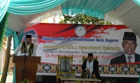 Menteri Pertahanan Ryamizard Ryacudu saat memberikan ceramah pembekalan bela negara kepada para santri Pondok Pesantren Nabil Husein di Samarinda, Kalimantan Timur, Jumat (22/3).