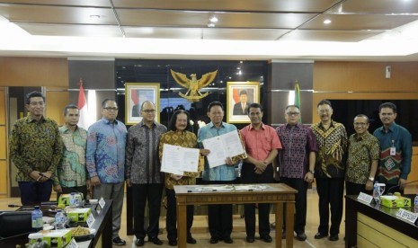 Menteri Pertainian Amran Sulaiman bersama Ketua Kamar Dagang dan Industri Indonesia Rosan Perkasa Roeslani dalam acara penandatangaanan kesepakatan investasi Partnership for Indonesia's Sustainable Agriculture - (PISAgro) Antara Kementan dengan Kamar Dagang dan Industri Indonesia (Kadin Indonesia) di Kantor Pusat Kementan, Jakarta, Jumat (23/11).