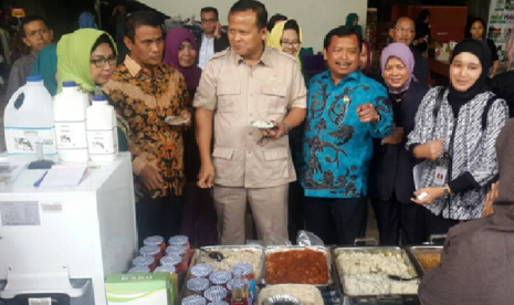 Menteri Pertanian Amran Sulaiman (batik cokelat) menyaksikan Pameran sederhana di tengah-tengah Seminar Nasional dengan tema 