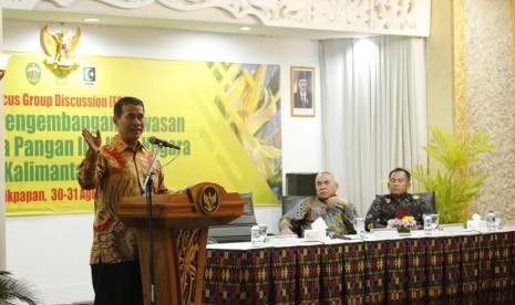 Menteri Pertanian Amran Sulaiman berbicara di Focus Group Discussion (FGD) Strategi Pengembangan Kawasan Penyangga Kemandirian Pangan Ibu Kota Negara di Kalimantan Timur (Kaltim), Balikpapan, Jumat malam (30/8).