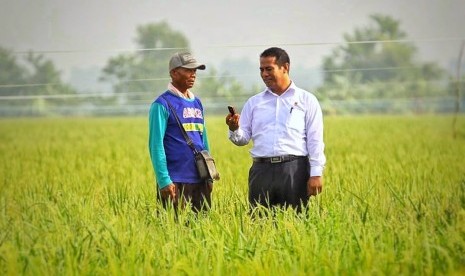 Menteri Pertanian Amran Sulaiman berdiialog dengan petani