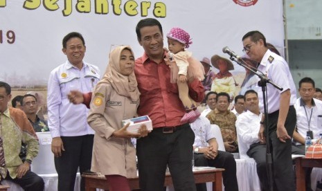 Menteri Pertanian Amran Sulaiman berfoto bersama penyuluh pertanian di Makassar Sulsel