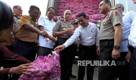  Menteri Pertanian Amran Sulaiman bersama dengan Kementerian Perdagangan dan Polri menyambut 2 kontainer bawang putih yang diimpor langsung dari China pada Operasi Pasar Bawang Putih di Pasar Induk Kramat Jati, Jakarta, Rabu (17/5).