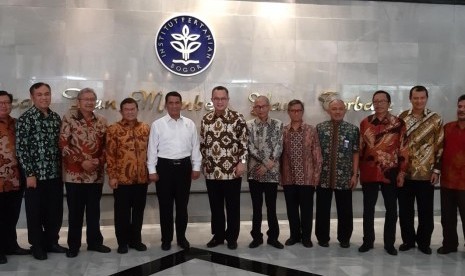 Menteri Pertanian Amran Sulaiman bersama HA IPB.