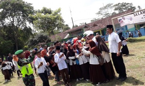 Menteri Pertanian Amran Sulaiman bersama santri saat mengunjungi pondok pesantren.