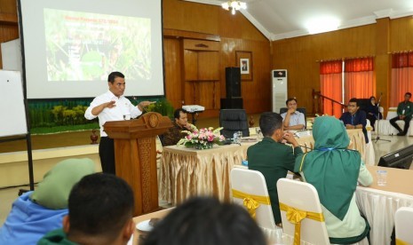 Menteri Pertanian Amran Sulaiman dalam Konsolidasi Nasional Mahasiswa Pertanian Indonesia bertema Training of Mapping yang digelar di Komplek Bumi Pusat Pelatihan Manajemen dan Kepemimpinan Pertanian (PPMKP) Ciawi, Jawa Barat, Selasa (4/12).