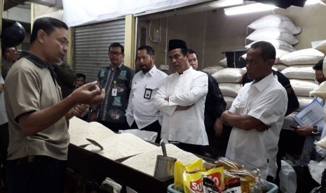 Menteri Pertanian Amran Sulaiman dan Direktur Utama Bulog Budi Waseso melakukan kunjungan ke pasar tradisional di Jakarta.