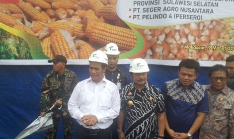 Menteri Pertanian Amran Sulaiman dan Gubernur Sulsel Syahrul Yasin Limpo menghadiri pelepasan ekspor 60 ribu ton jagung ke Filipina, di Pelabuhan Soekarno-Hatta, Makassar, Jumat (9/3).