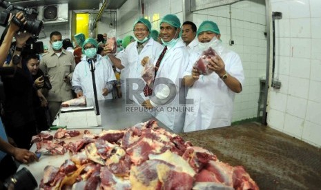 Menteri Pertanian Amran Sulaiman (kedua kanan) bersama dengan Komisi IV DPR RI memeriksa daging sapi saat mengunjungi Rumah Pemotongan Hewan (RPH) milik PT Berdikari (Persero), di Desa Gandasari, Kecamatan Cibitung Barat, Bekasi, Jawa Barat (8/7).