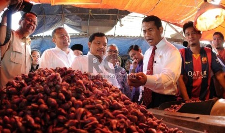 Menteri Pertanian Amran Sulaiman (kedua kanan) bersama dengan Komisi IV DPR RI melakukan survei bawang saat kunjungan ke Pasar Induk Cibitung, Bekasi, Jawa Barat, Rabu (8/7). 