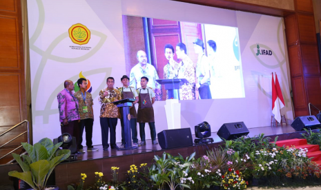 Menteri Pertanian, Amran Sulaiman ketika merilis Program Youth Enterpreneurship and Employment Support Services (YESS) di Kantor Kementerian Pertanian, Jumat (11/10).