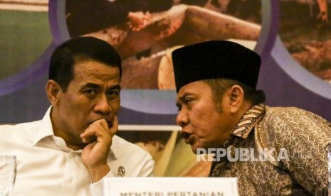 Menteri Pertanian Amran Sulaiman (kiri) berbincang dengan Gubernur Sumatera Selatan Herman Deru (kanan) saat menghadiri Rapat Kordinasi (Rakor) bidang pertanian di Palembang, Sumatera Selatan, Kamis (6/12/2018). 