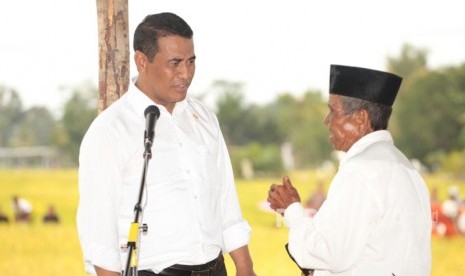 Menteri Pertanian Amran Sulaiman melakulan komunikasi dengan petani di Kab Sanggau, Kalimantan Barat, Jumat (20/10). 