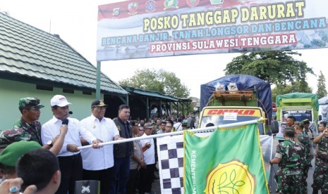 Menteri pertanian Amran Sulaiman melepas pengiriman bantuan untuk korban banjir di Sulawesi Tenggara