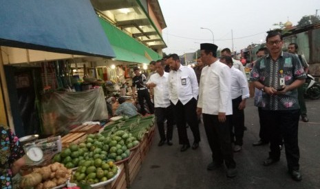 Menteri Pertanian Amran Sulaiman memantau harga dan pasokan bahan pangan di pasar tradisional.