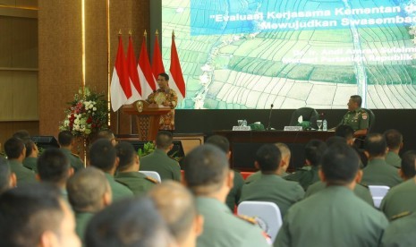 Menteri Pertanian, Amran Sulaiman, memberikan arahan terkait sektor pertanian kepada Danrem dan Dandim se-Indonesia di Pussenif Kodiklat TNI AD, Kota Bandung, Selasa (27/11).