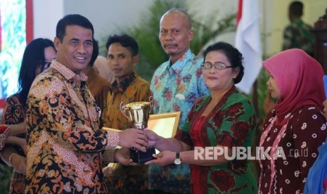 Menteri Pertanian Amran Sulaiman memberikan sambutan pada Hari Pangan Sedunia (HPS) ke-37 di Pontianak, Kalimantan Barat, Kamis (19/10). 