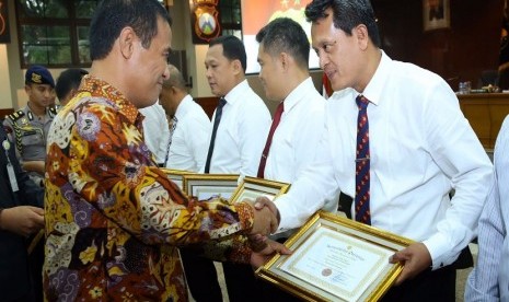 Menteri Pertanian Amran Sulaiman memberikan tanda penghargaan berupa PIN dan Surat Penghargaan  kepada 11 Satgas pangan Polri di gedung Rupatama Markas Besar (Mabes) Polri, Trunojoyo, Jakarta (5/7)