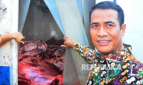 Menteri Pertanian, Amran Sulaiman memeriksa daging sapi saat pembukaan Toko Tani Indonesia (TTI) di kawasan Pasar Minggu, Jakarta, Rabu (15/6).  (Republika/ Agung Supriyanto)