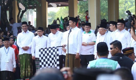 Menteri Pertanian Amran Sulaiman mendampingi Presiden Jokowi dalam acara pelepasan kirab santri dan jalan sehat