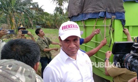 Menteri Pertanian Amran Sulaiman mengecek bantuan pupuk untuk petani di Kabupaten Wajo yang terdampak banjir, Senin (9/7). 