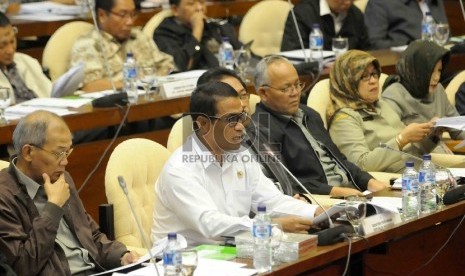 Menteri Pertanian Amran Sulaiman mengikuti rapat kerja dengan Komisi IV DPR RI di Kompleks Parlemen Senayan, Jakarta, Senin (19/1).(Republika/Agung Supriyanto)