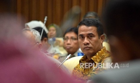 Menteri Pertanian Amran Sulaiman mengikuti Rapat Kerja (Raker) dengan Komisi IV DPR di Kompleks Parlemen, Senayan, Jakarta, Kamis (14/4). (Republika/Rakhmawaty La'lang)