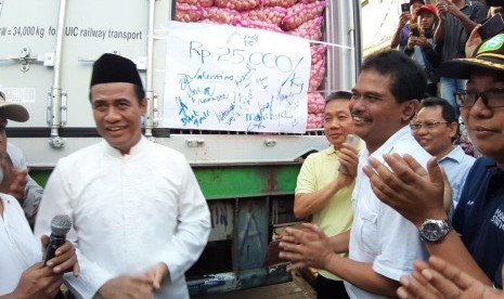 Menteri Pertanian Amran Sulaiman menunjukkan bawang putih yang akan diedarkan ke pasar