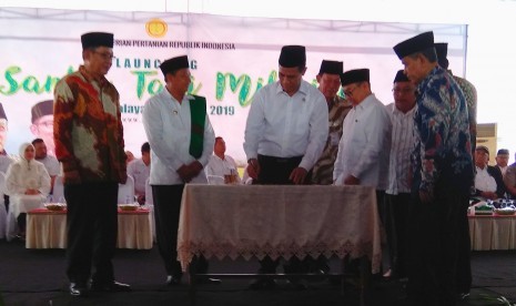 Menteri Pertanian Amran Sulaiman pada Launching Santri Tani Milenial di Lapangan Pasar Munding, Desa Kamulyaan, Kecamatan Manonjaya, Kabupaten Tasikmalaya, Jumat (25/1).