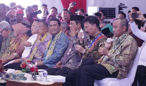 Menteri Pertanian Amran Sulaiman pada pembukaan puncak Peringatan HPS di Desa Jejangkit, Kecamatan Jejangkit, Kabupaten Barito Kuala, Kalimantan Selatan, Kamis (18/10)