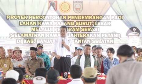 Menteri Pertanian Amran Sulaiman saat melakukan kunjungan kerja ke Desa Tajau Landung, Kecamatan Sungai Tabuk Kabupaten Banjar, Selasa (18/12). 