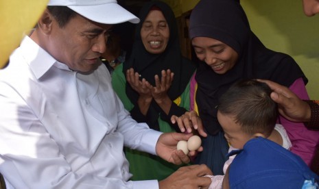 menteri Pertanian Amran Sulaiman saat melakukan kunjungan kerja ke Desa Kiarajangkung Kecamatan Sukahening Kabupaten Tasikmalaya, Jawa Barat.