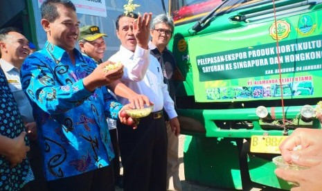 Menteri Pertanian Amran Sulaiman saat melepas beberapa komoditas hortikultura termasuk sayuran dan manggis ke hina, Singapura dan Hongkong dari gudang milik PT. Alamanda Sejati Utama, Banjaran, Kabupaten Bandung, Jawa Barat.