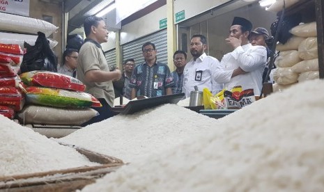 Menteri Pertanian Amran Sulaiman saat memantau pasokan beras di PIBC  bersama Perusahaan Umum Badan Urusan Logistik (Perum Bulog), dan Satuan Tugas (Satgas) Pangan Polri, Ahad (8/11).