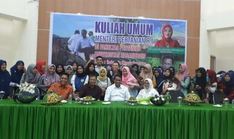 Menteri Pertanian Amran Sulaiman saat memberi kuliah kepada mahasiswa Fakultas Pertanian Universitas Hasanudin (Unhas), Jumat (7/9)