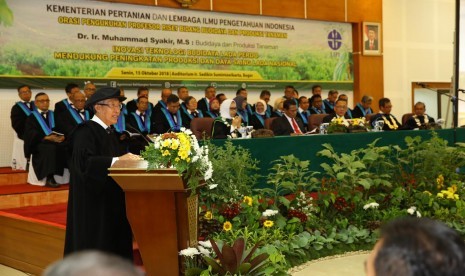 Menteri Pertanian Amran Sulaiman saat memberikan sambutan pada pengukuhan Muhammad Syakir Kepala Balitbangtan sebagai Profesor Riset Kementerian Pertanian ke-132, di Auditorium Sadikin Sumintawikarta, Kampus Penelitian Pertanian, Bogor, Senin (15/10)