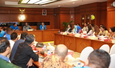  Menteri Pertanian Amran Sulaiman saat menerima kunjungan Jajaran pengurus pusat dan daerah Komite Nasional Pemuda Indonesia (KNPI) di ruang kerja Menteri Pertanian, Jakarta, Senin (4/2). 