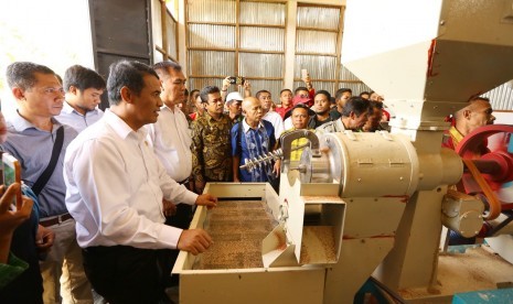 Menteri Pertanian Amran Sulaiman saat meresmikan fasilitas Rice Milling Unit (RMU) Organik di Desa Dampala Jaya, Kecamatan Kalisusu, Kabupaten Buton Utara, Sulawesi Tenggara, Kamis (26/7)