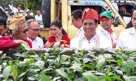 Menteri Pertanian Amran Sulaiman sedang meninjau benih tanaman