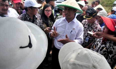 Menteri Pertanian, Amran Sulaiman (tengah) berbincang dengan petani Brebes.