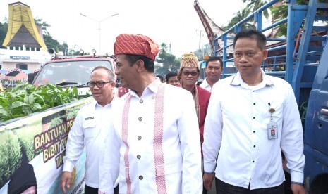 Menteri Pertanian Amran Sulaiman (tengah) bersama Direktur Jenderal Perkebunan Kasdi Subagyono (kiri) saat meninjau bibit kopi yang akan dibagikan kepada para petani di Kabupaten Tana Toraja dan Kabupaten Toraja Utara, Selasa (13/3). 