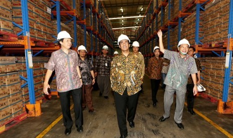 Menteri Pertanian Amran Sulaiman (tengah) didampingi oleh Managing Director Sinar Mas G. Sulistiyanto dan GM PT Smart Marunda Refinery Centre Agus Wijaya  mengunjungi Marunda Refinery Centre untuk mengecek ketersediaan pasokan minyak goreng menjelang Ramad