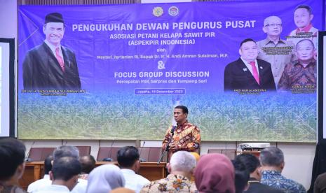 Menteri Pertanian Andi Amran dalam Pengukuhan Dewan Pengurus Pusat Asosiasi Petani Kepala Sawit PIR (ASPEKPIR Indonesia) sekaligus Focus Group Discussion Percepatan PSR, Sapras dan Tumpang Sari.