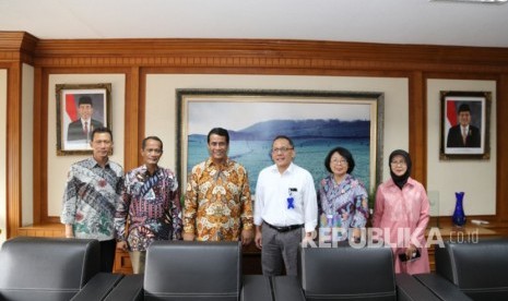 Kepala Lembaga Ilmu Pengetahuan Indonesia (LIPI) Laksana Tri Handoko (kemeja putih) 