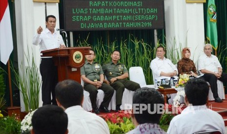 Menteri Pertanian Andi Amran Sulaiman berbicara pada 'Rapat Koordinasi Luas Tambah Tanam (LTT) dan Serap Gabah Petani (Sergap) di Jabar' di Gedung Sate, Kota Bandung, Rabu (20/7). (Republika/Edi Yusuf)