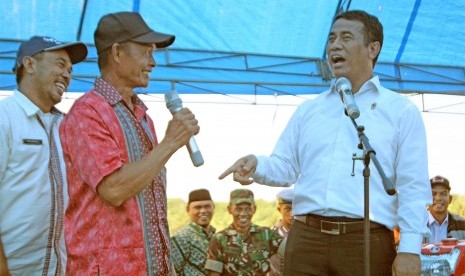 Menteri Pertanian Andi Amran Sulaiman berdialog dengan petani yang akan akan diberi bantuan pupuk, hand tractor, tractor untuk membuka lahan baru serta bibit padi di Desa Biru, Kecamatan Poleang Timur, Kabupaten Bombana, Sulawesi Tenggara, Rabu (25/7). 