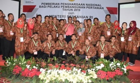 Menteri pertanian Andi Amran Sulaiman berfoto bersama para petani berprestasi