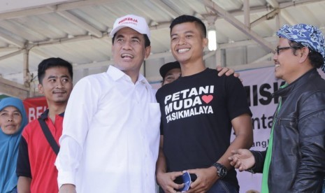 Menteri Pertanian Andi Amran Sulaiman berfoto bersama seorang petani muda dari Tasikmalaya Jawa Barat