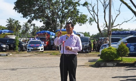 Menteri Pertanian Andi Amran Sulaiman berpidato sebelum meluncurkan bantuan untuk 7 kabupaten kota terdampak banjir di Sulawesi Selatan